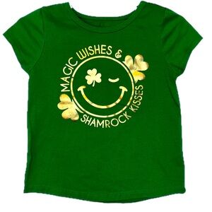 EUC 2T St. Patrick’s Day green holiday tshirt Magic wishes & Shamrock Kisses